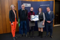 Die Preisträgerin bei der Preisverleihung