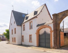 wei&szlig;es Haus an einer Stra&szlig;e