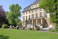 Stuckverziertes Haus, das einem Schlösschen gleicht
