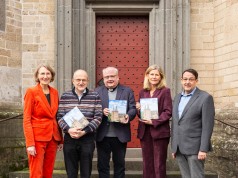 v. l.: Landeskonservatorin Dr. Andrea Pufke, Autor Dr. Godehard Hoffmann (LVR-ADR), Domprobst Stefan Notz, Antoinette von Elverfeldt-Ulm, Vorsitzende des Xantener Dombauvereins, Prof. Dr. Thomas Flammer, Bistum M&uuml;nster, Foto: Viola Blumrich, LVR-ADR